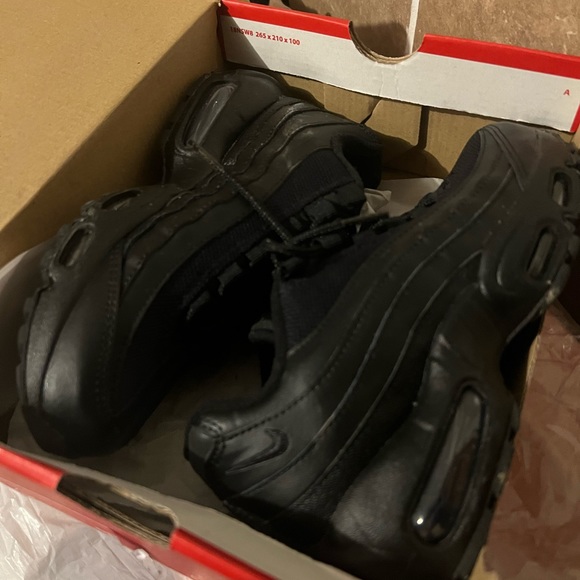 Selling brand new 10/10 nike air max size 4y - Picture 3 of 3